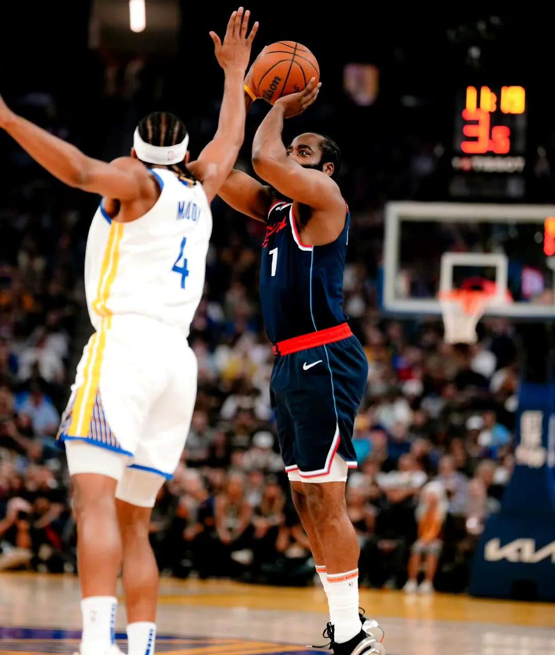 开云首页体验-库里关键时刻救险，哈登力保胜局拿下系列赛(库里vs哈登)