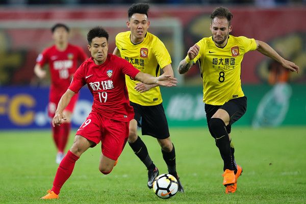 包含欧冠赛程吃紧，广州队赛前远射贴柱，球迷炸锅，身体对抗强度拉满的词条