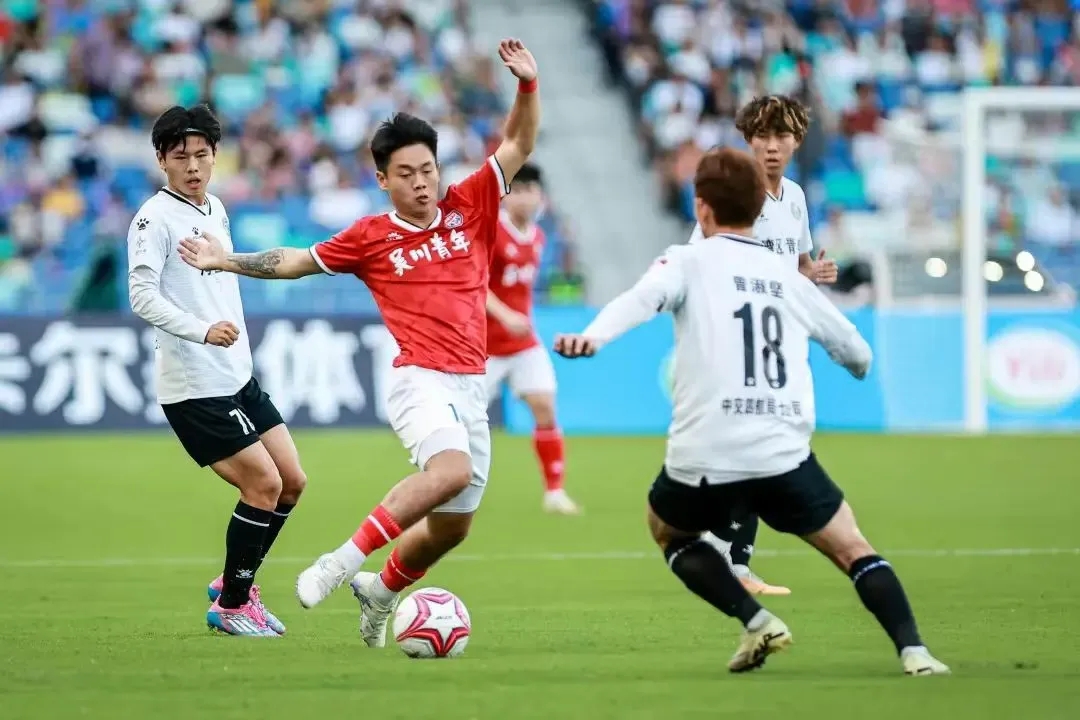 包含欧冠赛程吃紧，广州队赛前远射贴柱，球迷炸锅，身体对抗强度拉满的词条